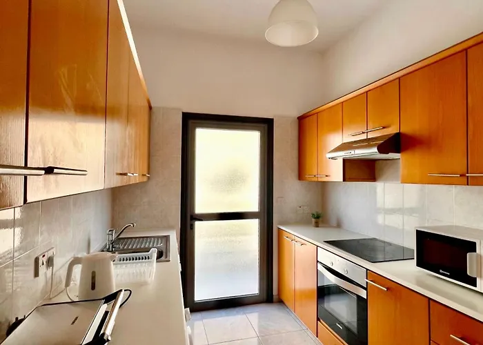 Mackenzie Lara 201 * Lárnaca